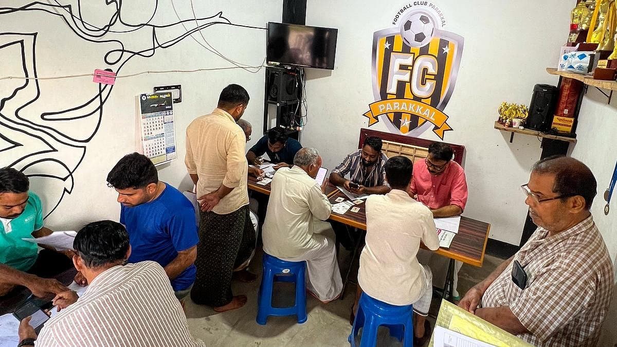 வாக்காளர் சிறப்பு தீவிர திருத்தத்தை ஒத்திவைக்கக் கோரி உச்ச நீதிமன்றத்தில் கேரளா மனு