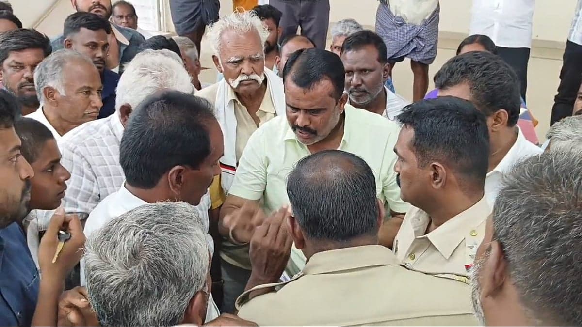 திண்டுக்கல்: கிளம்பி சென்ற அதிகாரியை தடுத்து நிறுத்தி கல்குவாரியை மூட தீர்மானம்!