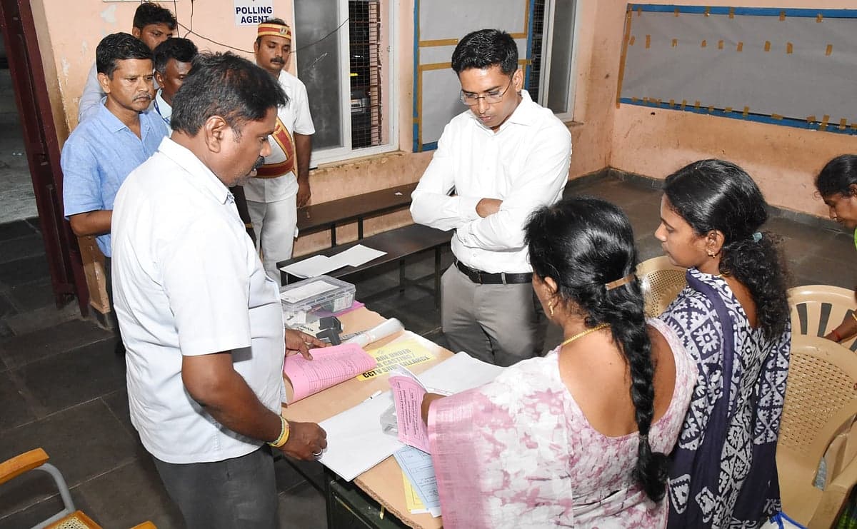 By Election: 320 பூத்கள், 3,500 போலீஸார்; தாராபுரத்தில் விறுவிறுப்பாகத் தொடங்கிய வாக்குப்பதிவு!