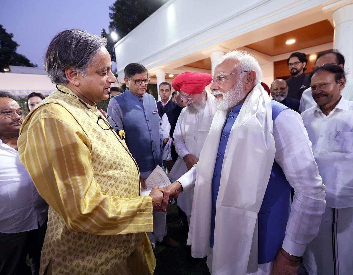 உடல்நிலை சரியில்லாத போதிலும் பிரதமர் கூட்டத்தில் பங்கேற்றது மகிழ்ச்சி: சசி தரூர்