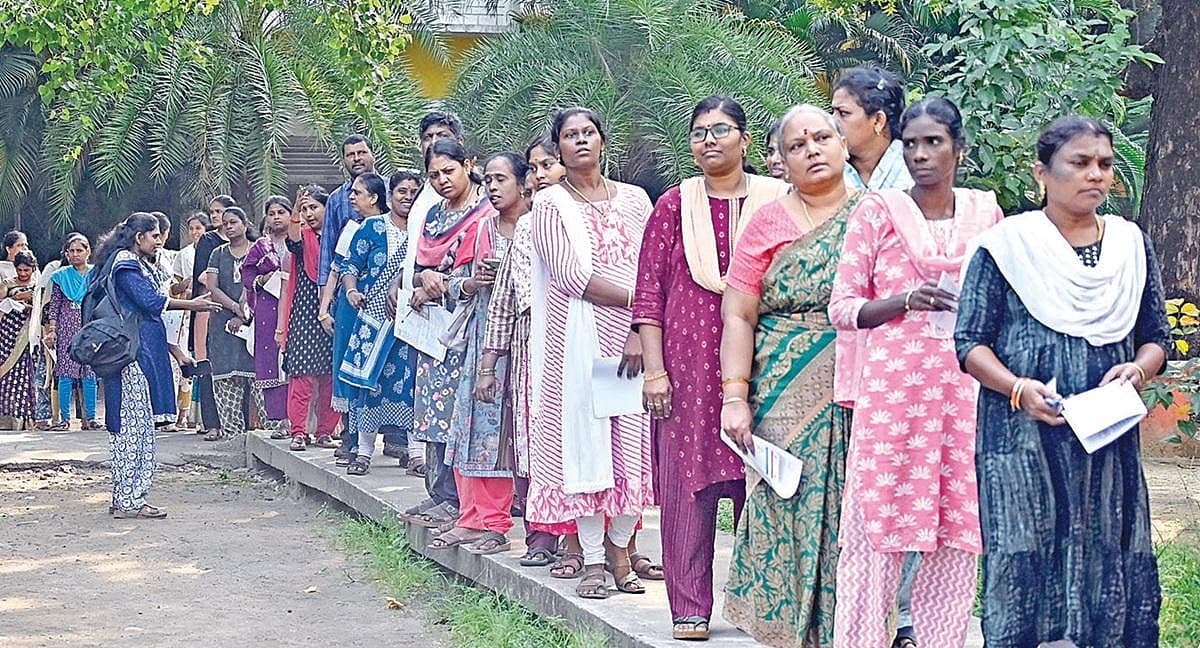 ஆசிரியர் தகுதித் தேர்வு தொடங்கியது: முதல் தாள் தேர்வில் ஒரு லட்சம் பேர் பங்கேற்பு; 1,241 மையங்களில் இன்று 2-ம் தாள் தேர்வு