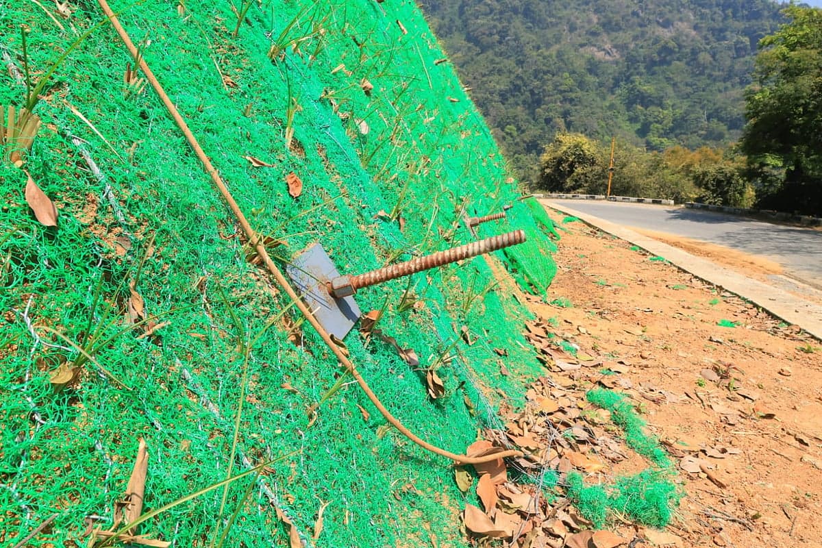 நிலச்சரிவைத் தடுக்க மலைப்பகுதிகளில் பின்பற்றப்படும் `நெய்லிங்க் முறை' - எப்படி பயன் தரும்?!