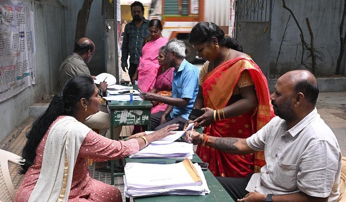 சென்னையில் அனைத்து வாக்குச்சாவடிகளிலும் இன்று ​முதல் நவ.25 வரை வாக்காளர் உதவி மையம் செயல்படும்: தேர்தல் அதிகாரி தகவல்