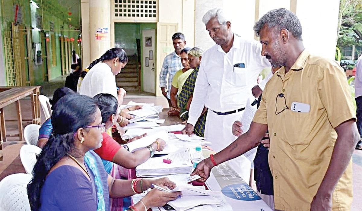 சென்னையில் வாக்காளர் சிறப்பு திருத்தம் தொடர்பாக 947 வாக்குச்சாவடிகளில் உதவி மையம்: மக்கள் பங்கேற்று சந்தேகங்களை கேட்டறிந்தனர்