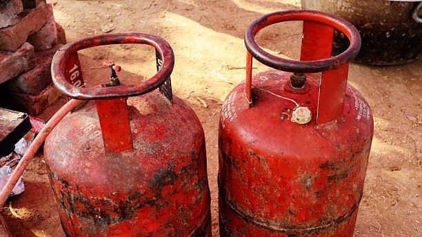 LPG தட்டுப்பாடு: கேஸ் சிலிண்டரை 'இப்படி' புக் செய்யாதீர்கள்; இது பக்கா மோசடி